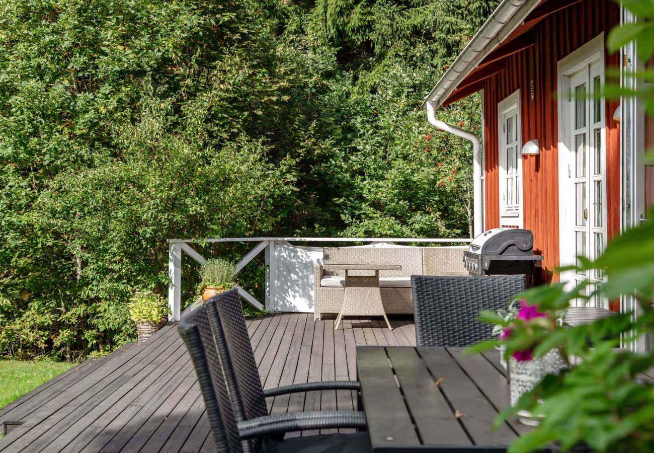 Red cottage in Småland with big terrace