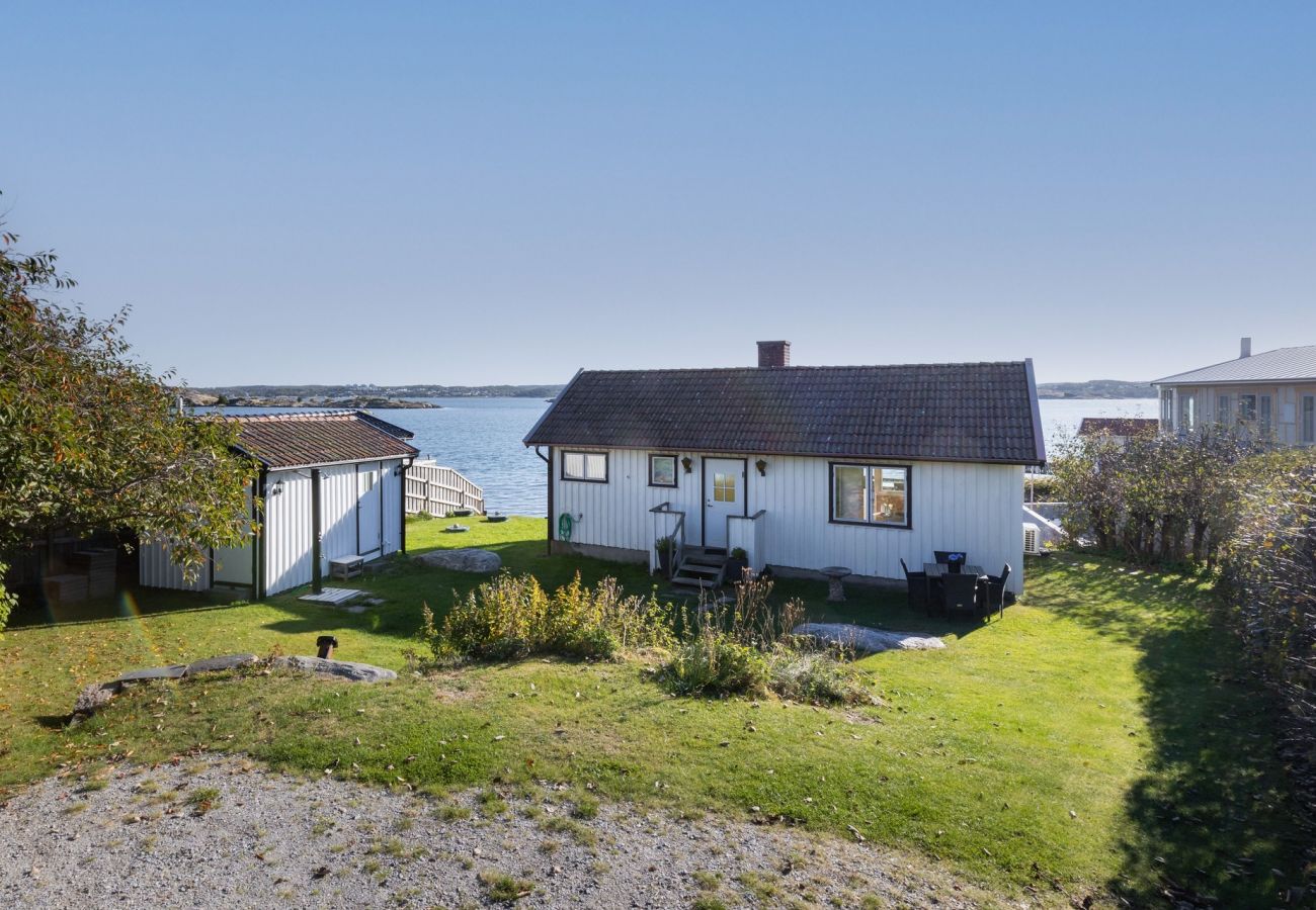 House in Höviksnäs - Holiday house with sea views and private beach on Tjörn | SE09009