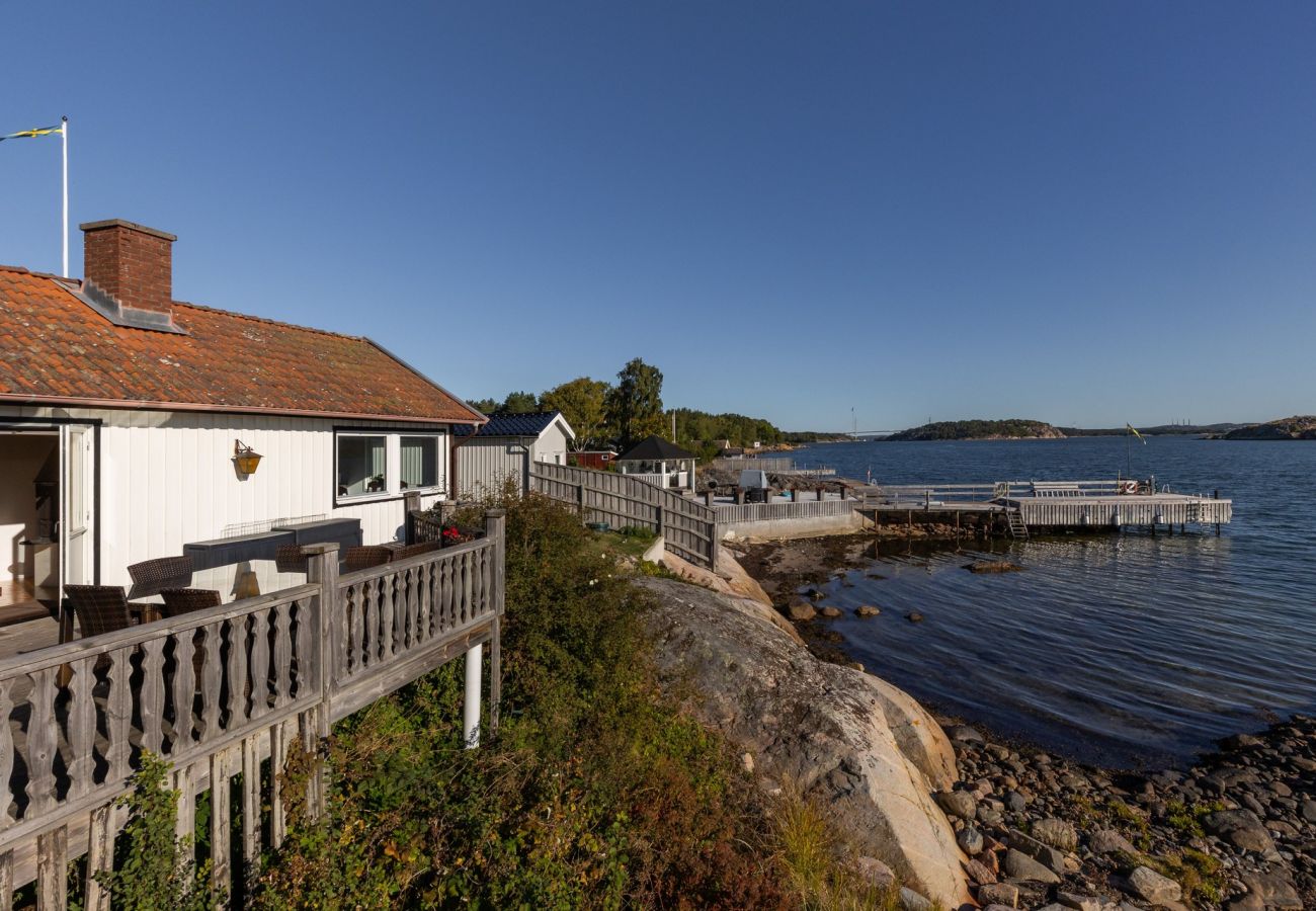 House in Höviksnäs - Holiday house with sea views and private beach on Tjörn | SE09009