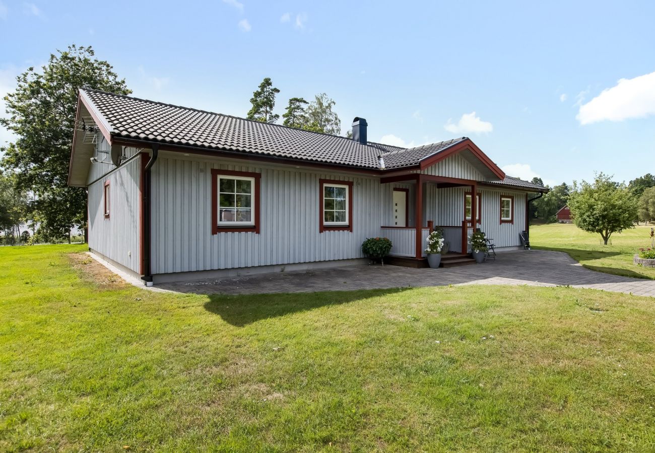 House in Ljungby - Holiday house in Hölminge with panoramic views of Lake Bolmen | SE06024