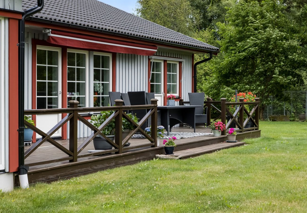 House in Ljungby - Holiday house in Hölminge with panoramic views of Lake Bolmen | SE06024