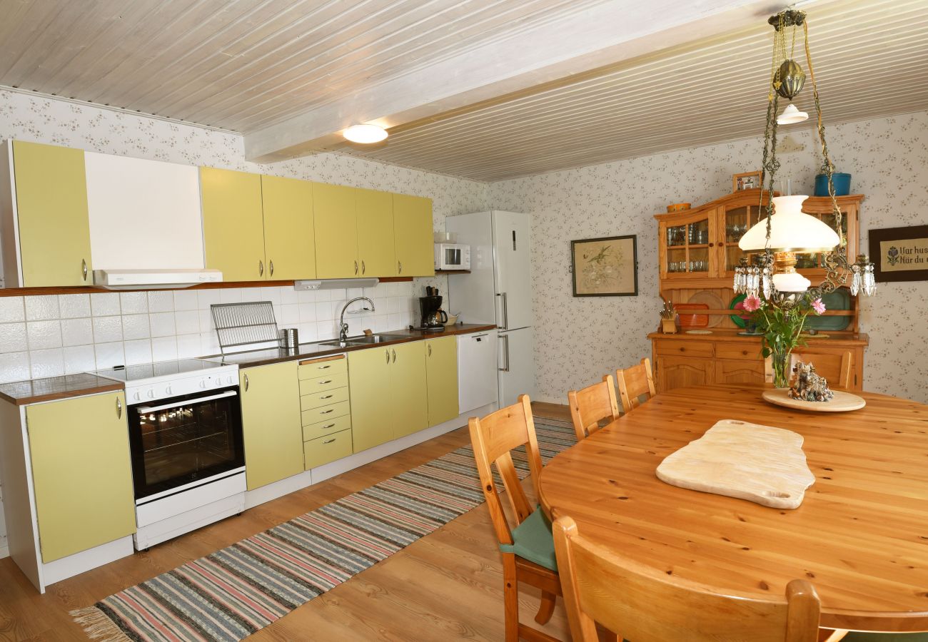 House in Mellerud - Cozy and rural holiday accommodation 150 meters from Lake Vänern | SE17003