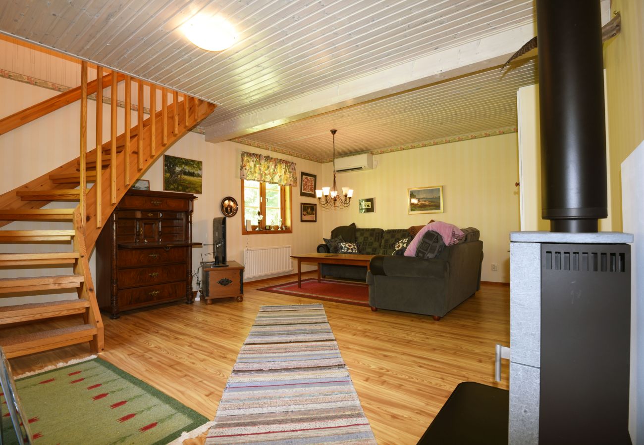 House in Mellerud - Cozy and rural holiday accommodation 150 meters from Lake Vänern | SE17003