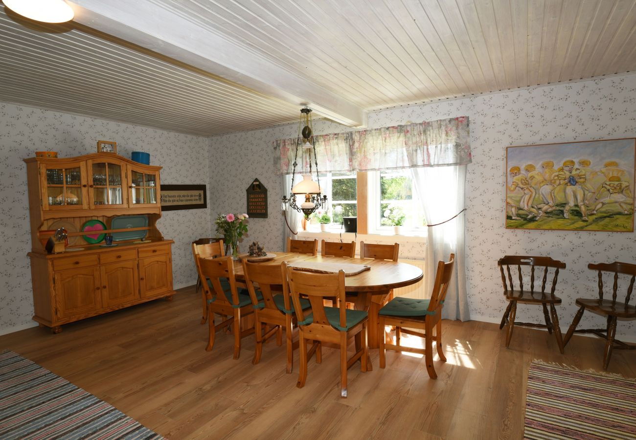 House in Mellerud - Cozy and rural holiday accommodation 150 meters from Lake Vänern | SE17003