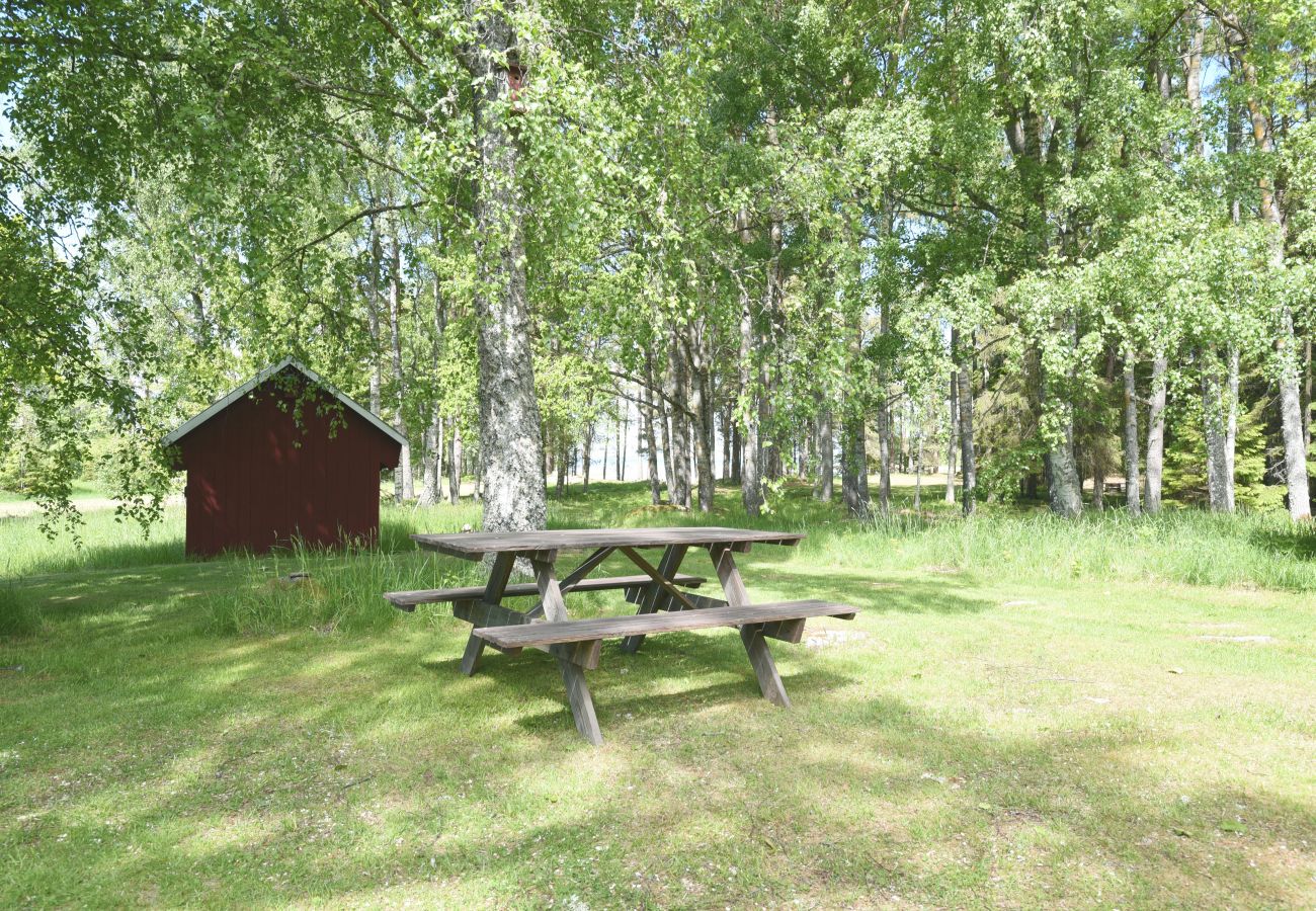 House in Mellerud - Cozy and rural holiday accommodation 150 meters from Lake Vänern | SE17003