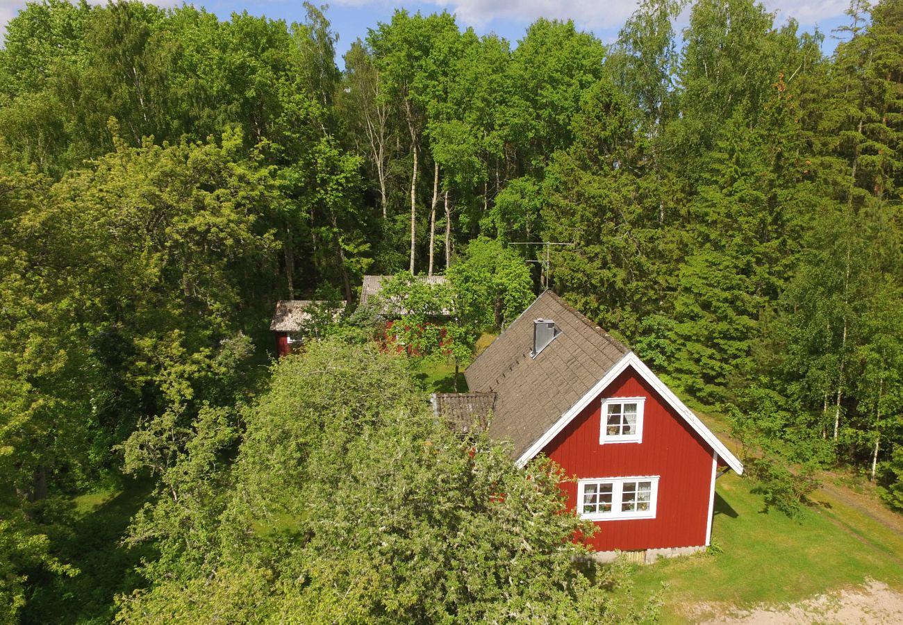 House in Mellerud - Cozy and rural holiday accommodation 150 meters from Lake Vänern | SE17003