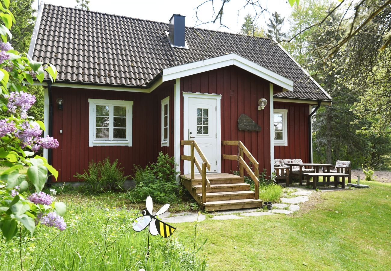 House in Mellerud - Cozy and rural holiday accommodation 150 meters from Lake Vänern | SE17003