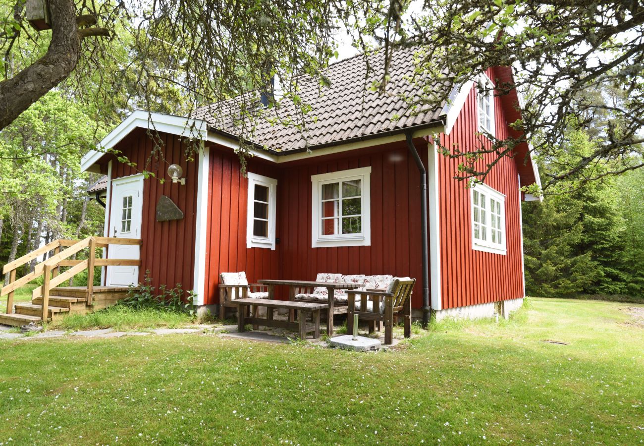 House in Mellerud - Cozy and rural holiday accommodation 150 meters from Lake Vänern | SE17003