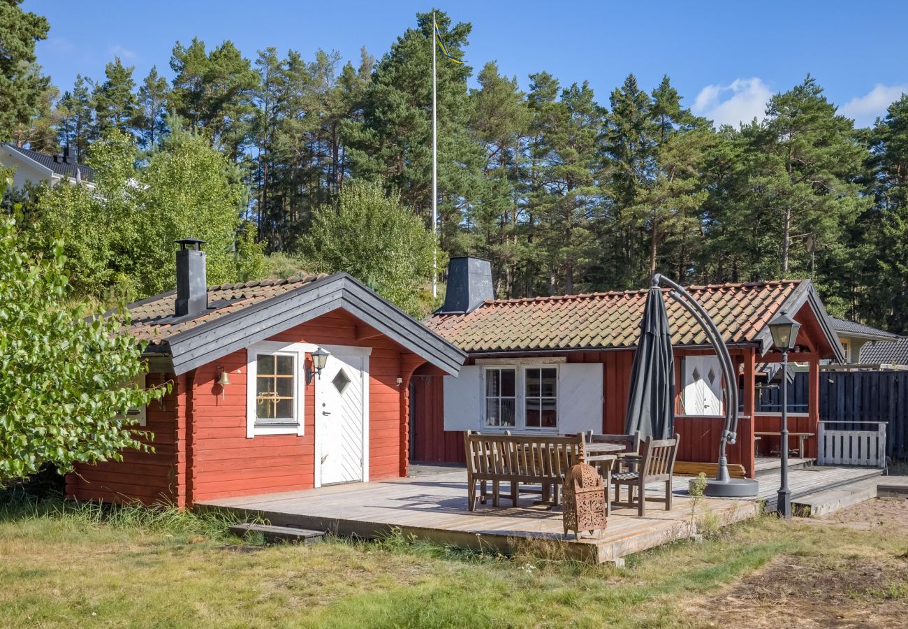 House in Stavsnäs - Staynordic | Archipelago house with private beach and jetty | SE13001