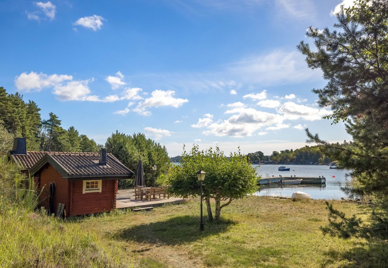 House in Stavsnäs - Staynordic | Archipelago house with private beach and jetty | SE13001