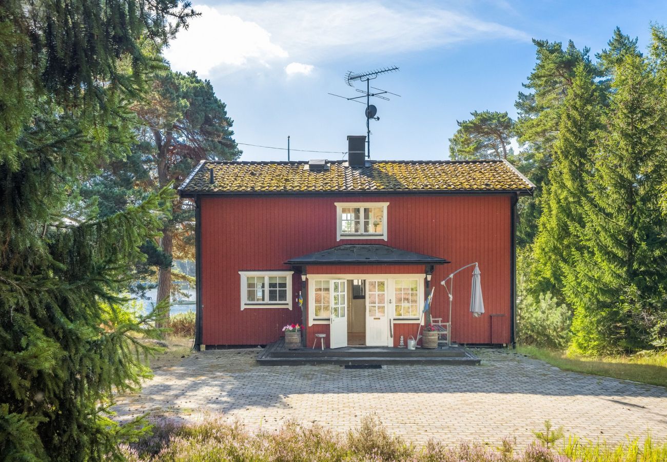 House in Stavsnäs - Staynordic | Archipelago house with private beach and jetty | SE13001