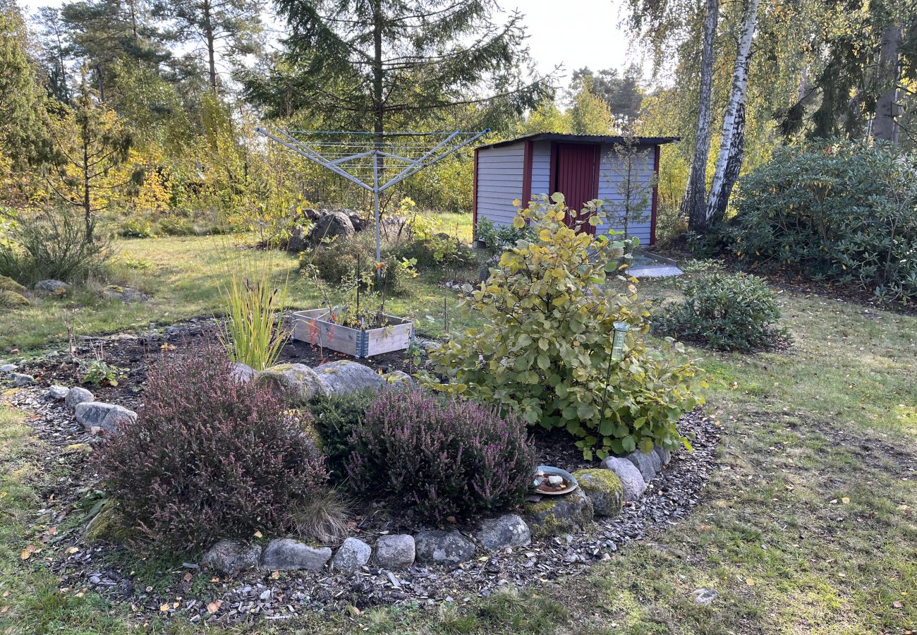 House in Mönsterås - Cozy cottage on Oknö near swimming and nature | SE05013