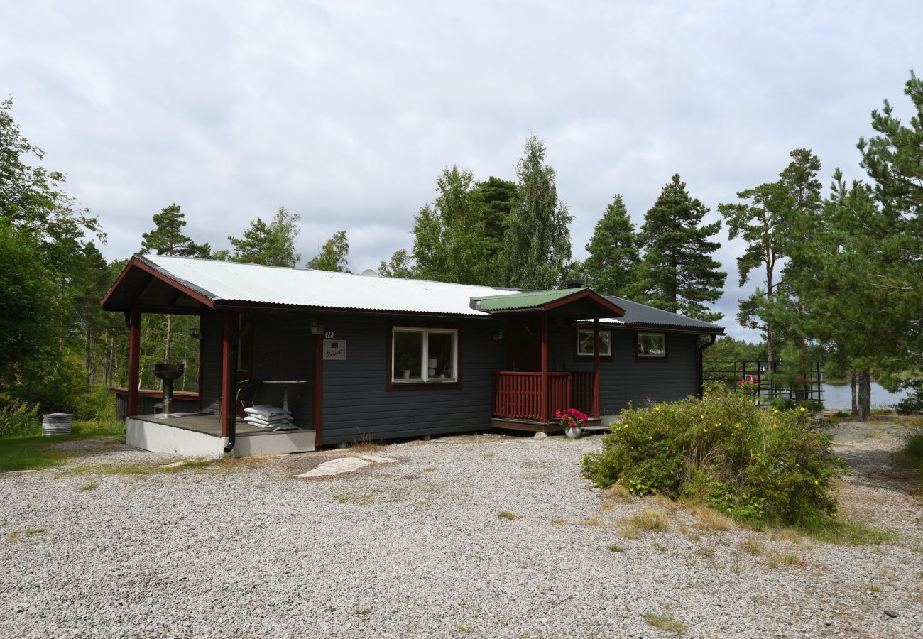 House in Mellerud - Cottage with a nice view of Lake Vänern outside Mellerud | SE17009