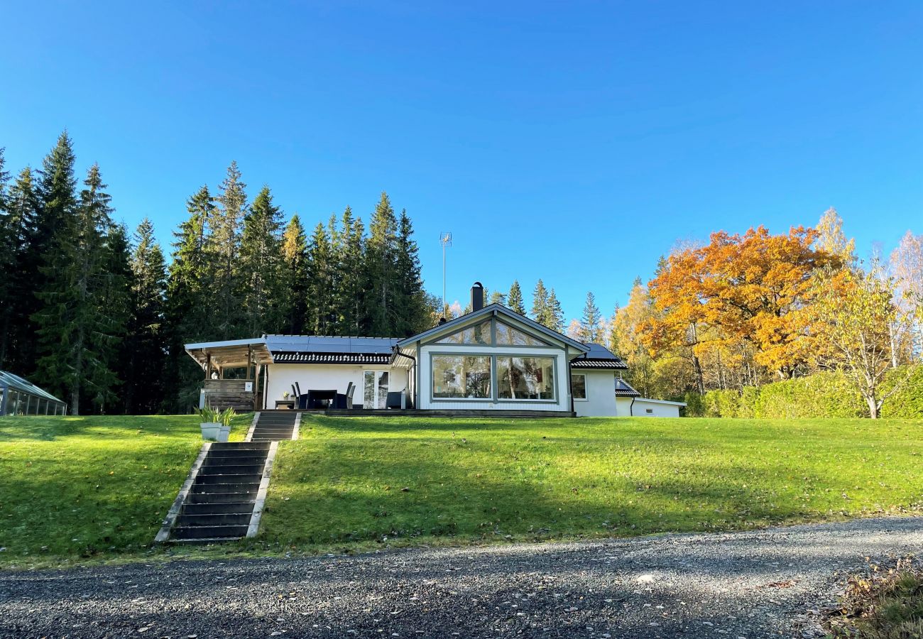 House in Månsarp - Lovely holiday home with its own lake plot and panoramic view of Rasjön | SE07037