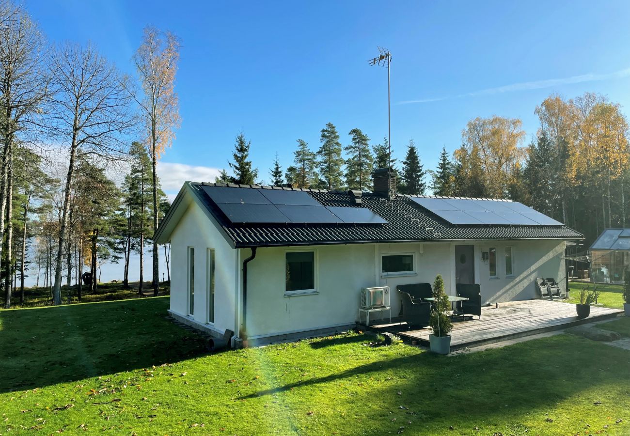 House in Månsarp - Lovely holiday home with its own lake plot and panoramic view of Rasjön | SE07037