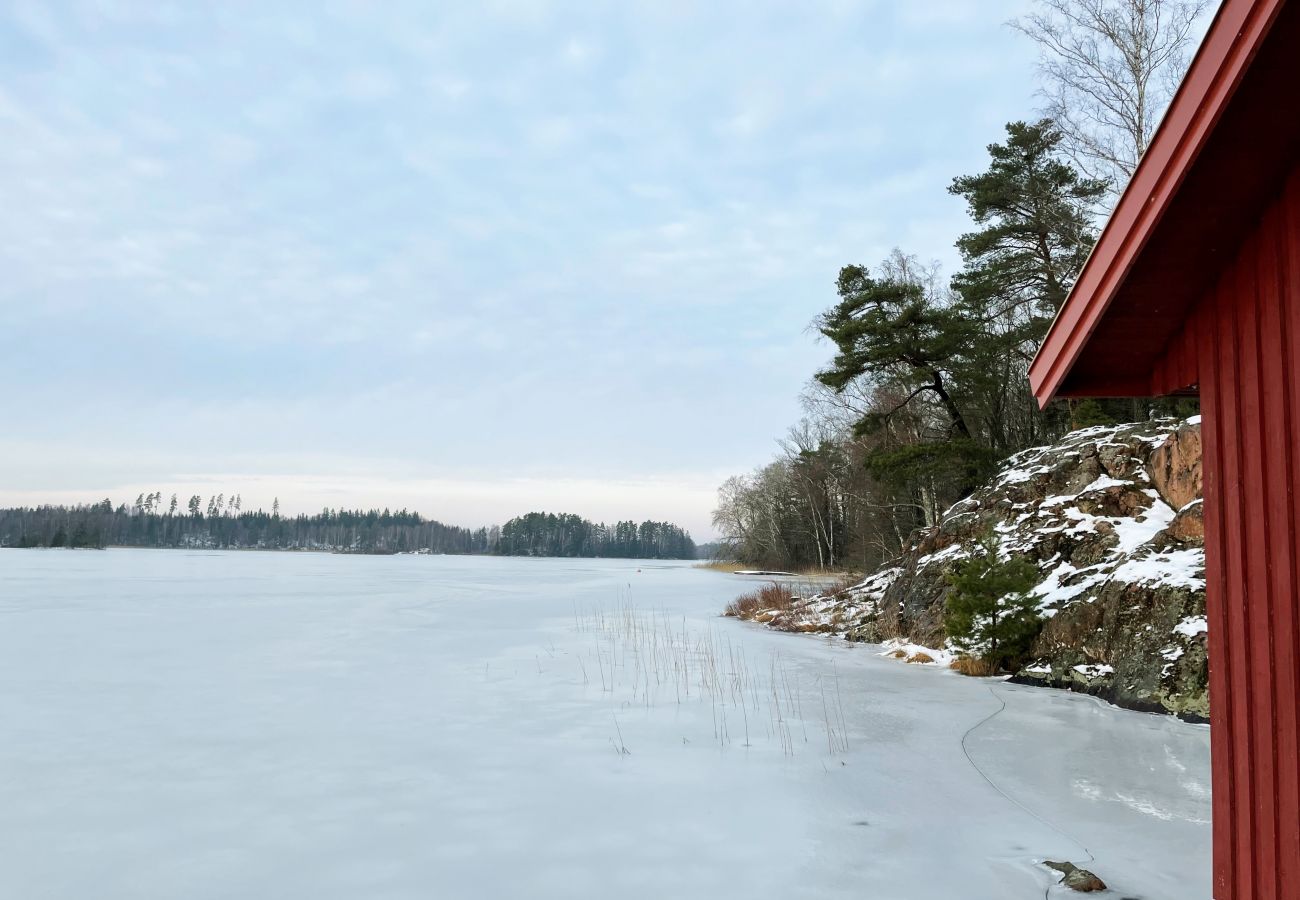 House in Ljungby - Fantastic holiday home with own lake plot by Bolmen, Ljungby | SE06053