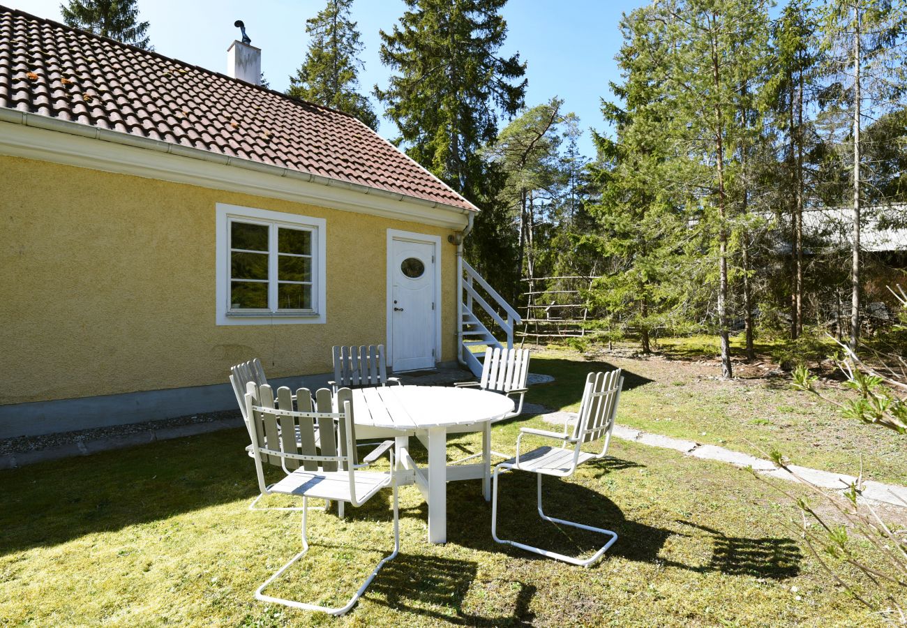 Apartment in Lärbro - Cozy cottage on Gotland with sauna near salty baths | SE12017