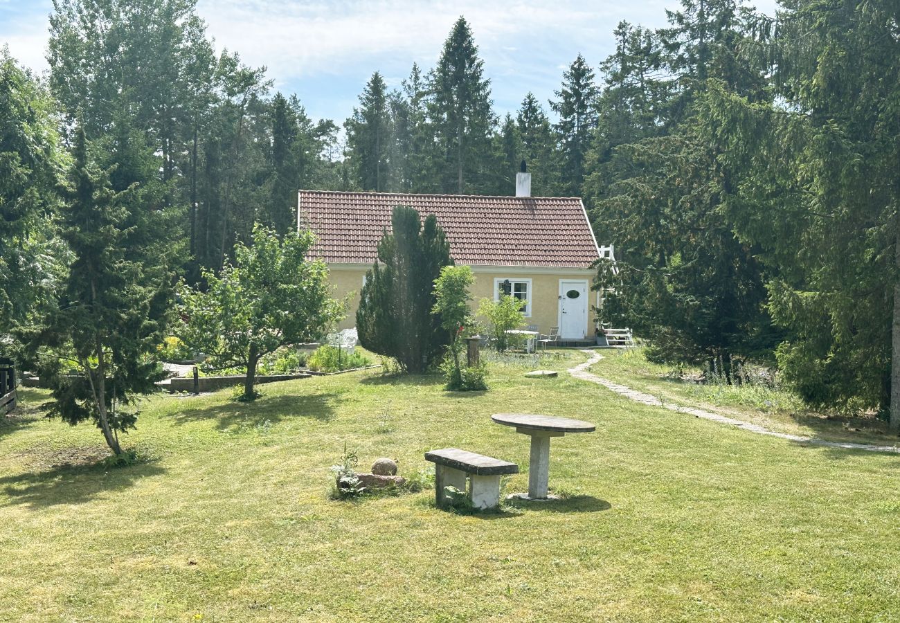 Apartment in Lärbro - Cozy cottage on Gotland with sauna near salty baths | SE12017