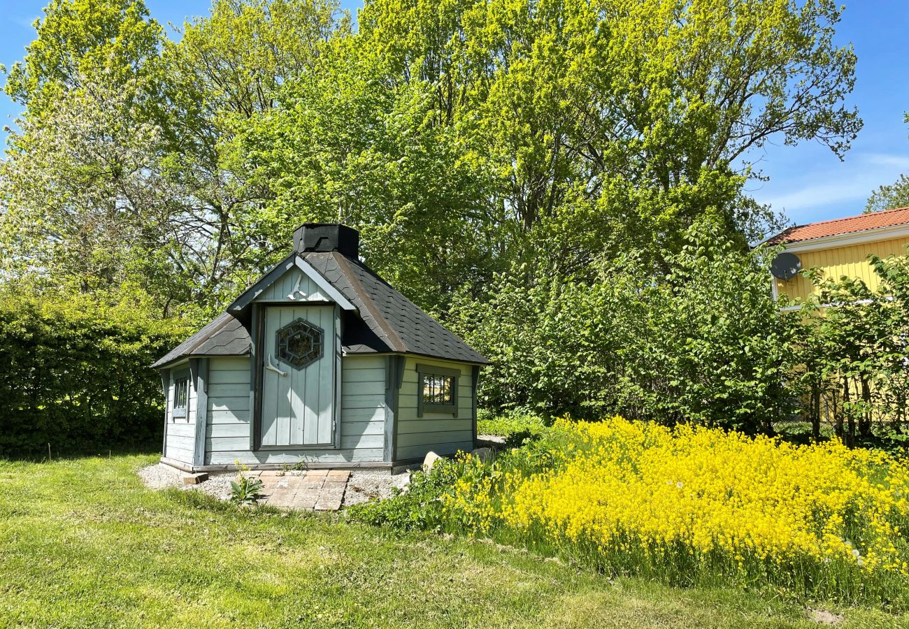 House in Lönashult - Well-equipped holiday home with a view of Lake Åsnen in Hulevik, Lönashult | SE06057