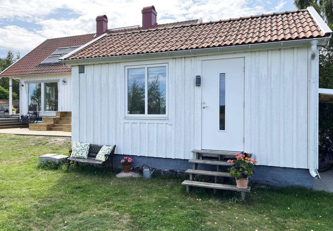 Studio in Kalmar - Cozy cottage located on a nice sea plot on Boholmarna outside Kalmar | SE05043