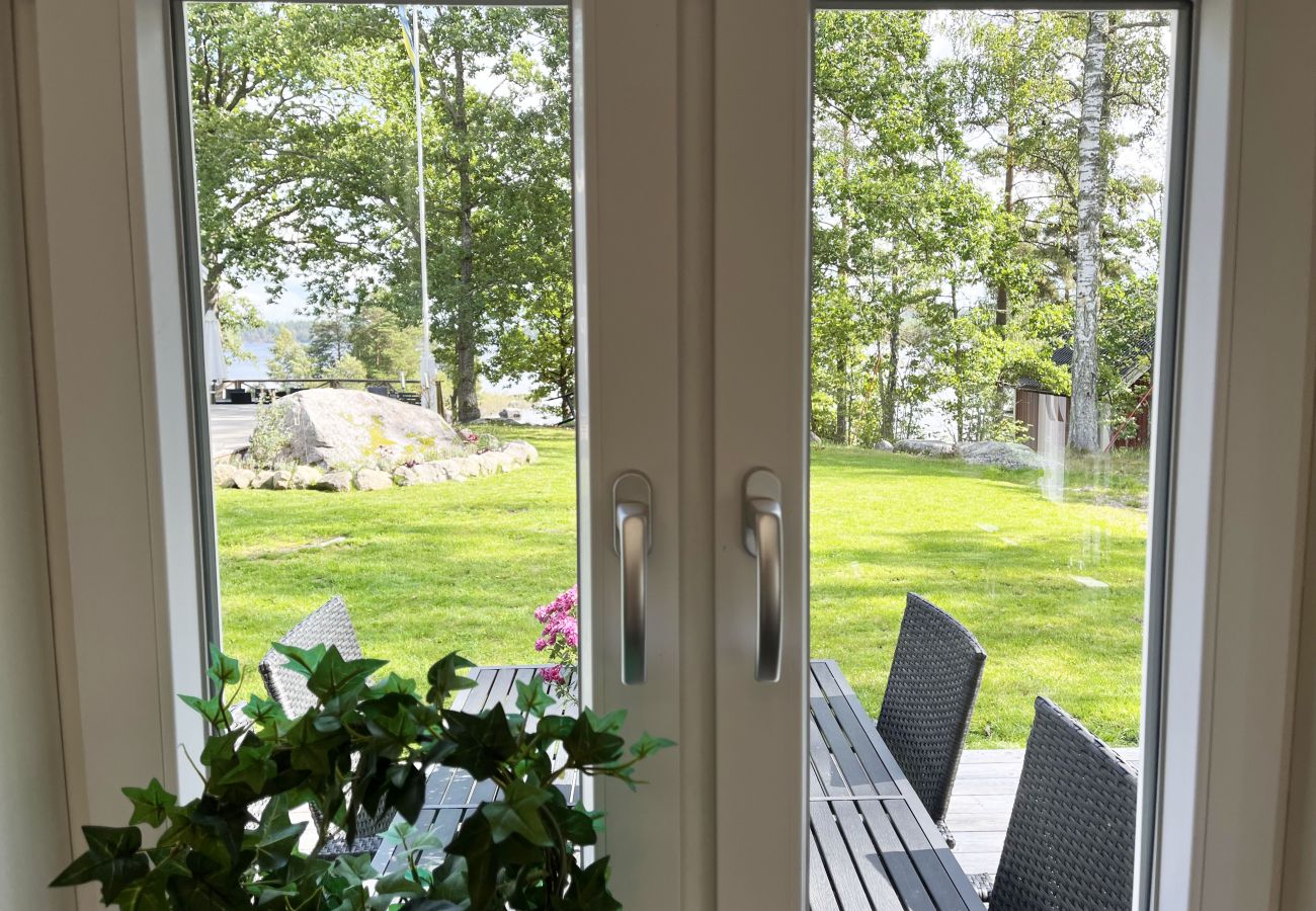 House in Järnforsen - Completely renovated and nice red cottage located next to Lake Flaten outside Virserum I SE05044