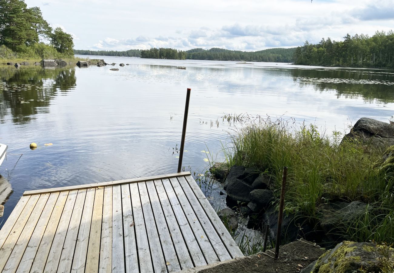 House in Järnforsen - Completely renovated and nice red cottage located next to Lake Flaten outside Virserum I SE05044