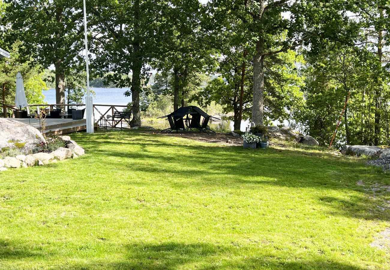 House in Järnforsen - Completely renovated and nice red cottage located next to Lake Flaten outside Virserum I SE05044