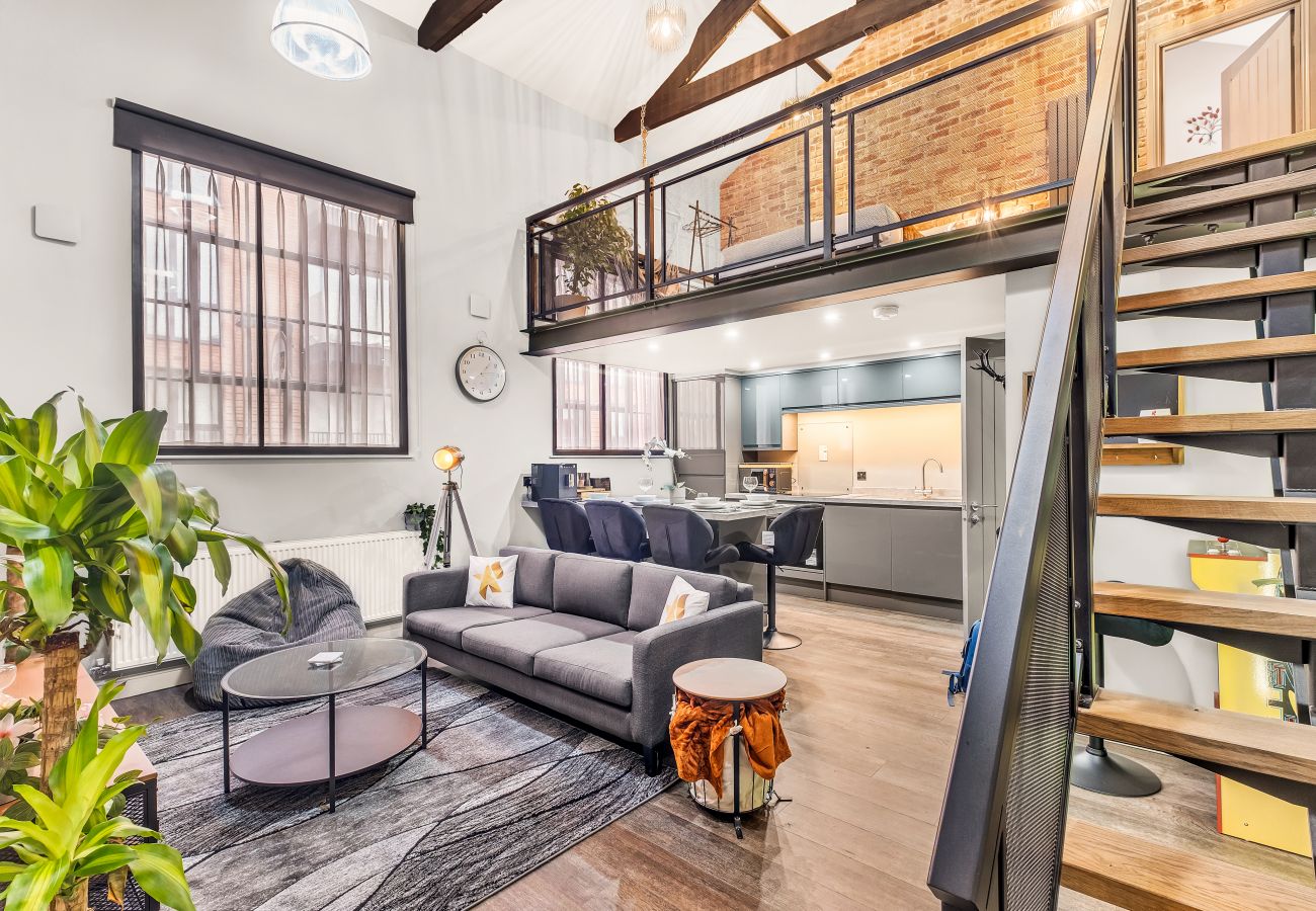 Apartment in Birmingham - ★ Luxe NY Loft-Style - Central Birmingham - 2BR - Lush Green Oasis