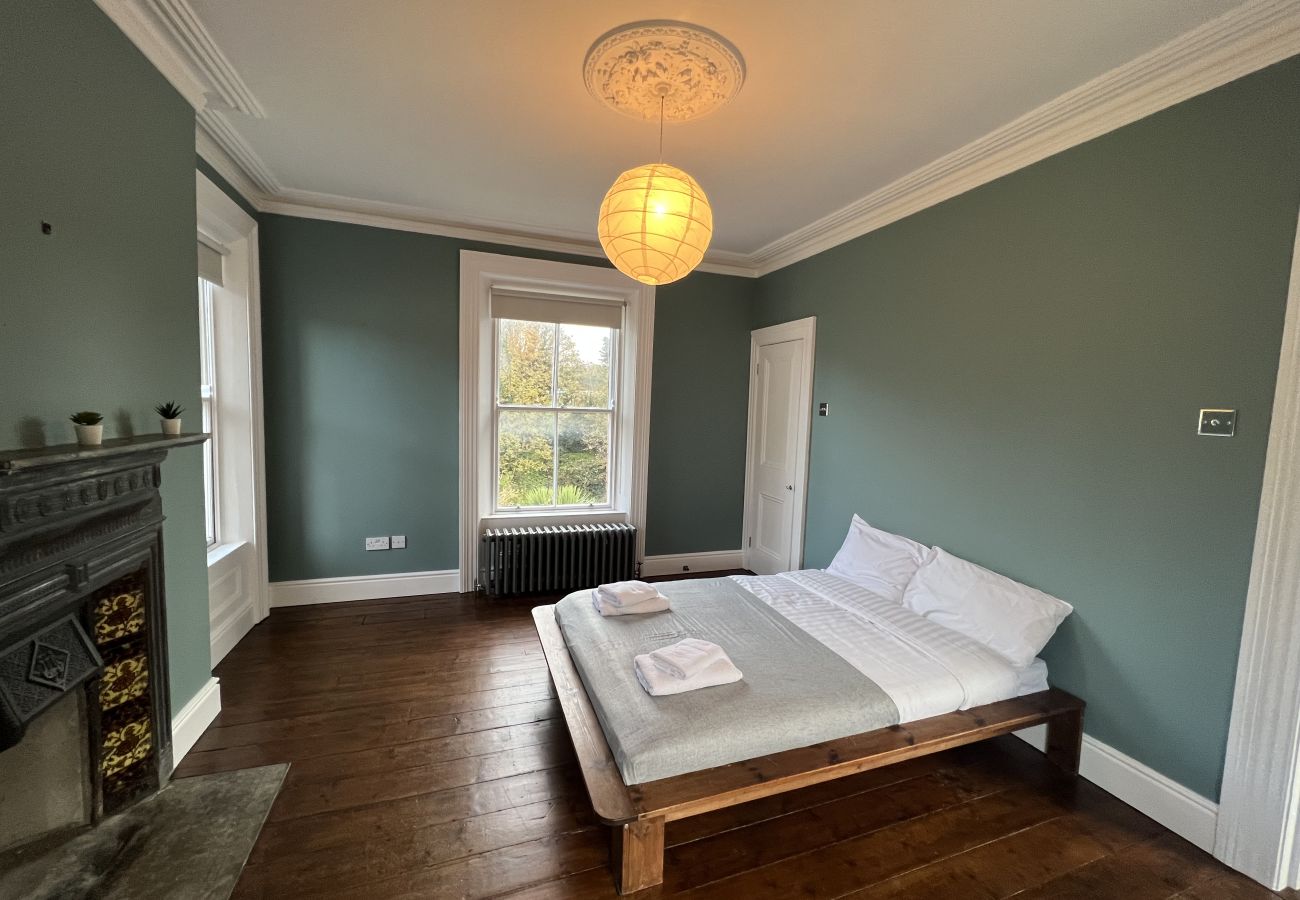 House in Dublin - Tranquil Retreat in Historic Chapelizod,