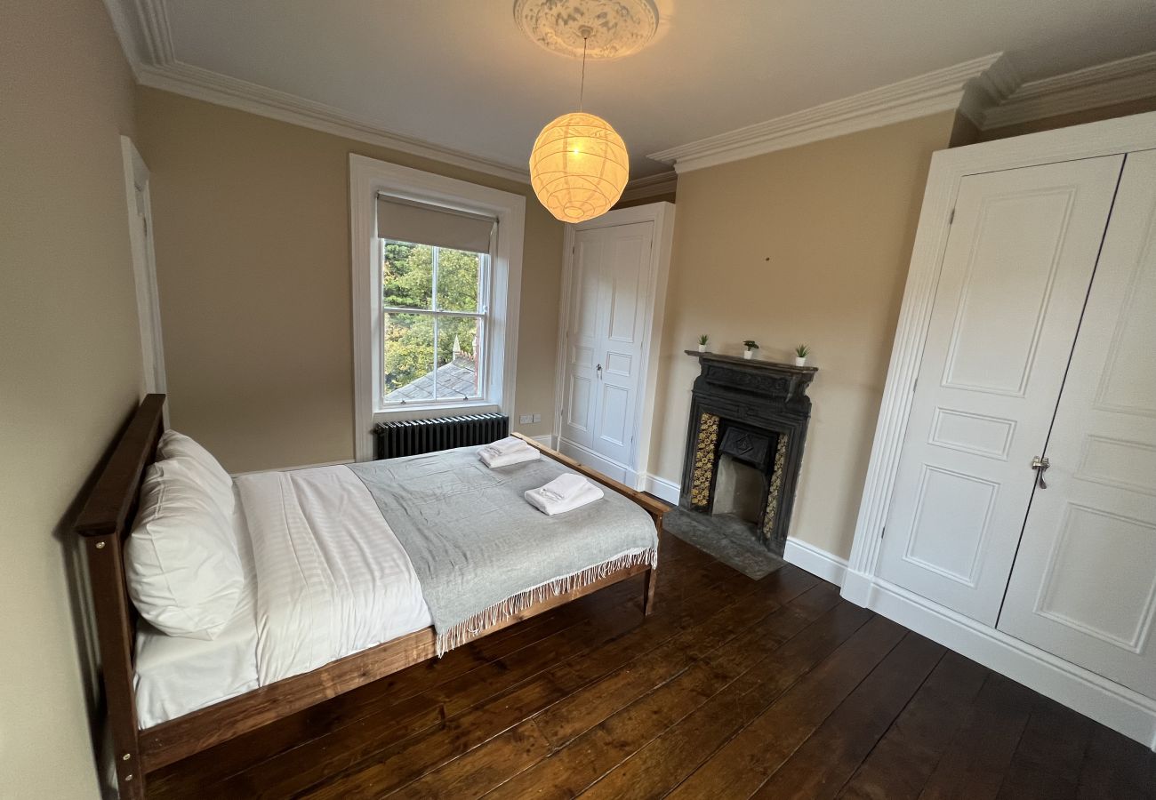 House in Dublin - Tranquil Retreat in Historic Chapelizod,